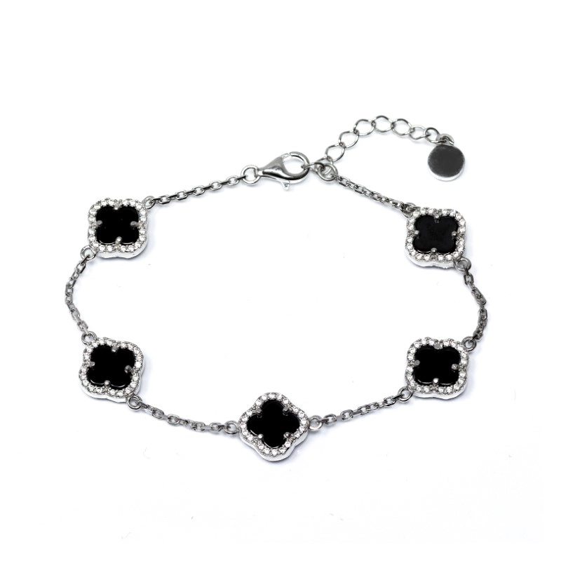 Дамска сребърна гривна проба 925 с елементи във формата на пет детелини от черен оникс инкрустирани с фини цирконии