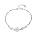 дамска сребърна гривна проба 925 с елементи във форма на листенца и централна детелина обсипана с фини цирконии